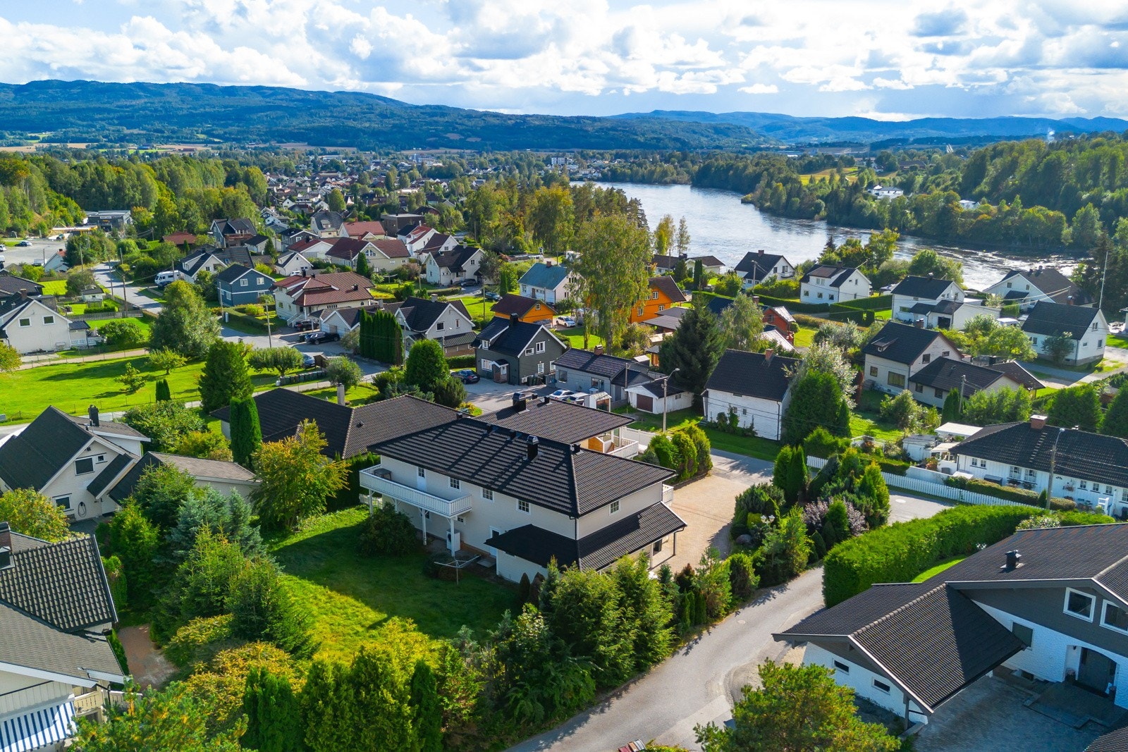 Rolig, men sentralt beliggende nabolag i nærheten av en fiskeelv og med mange turmuligheter. Galleribilde