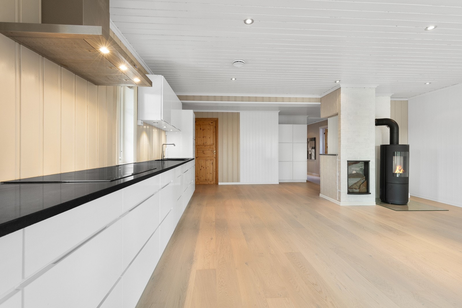 I den ene enden av stuen i 2. etasje er det kjøkken i åpen løsning. Galleribilde