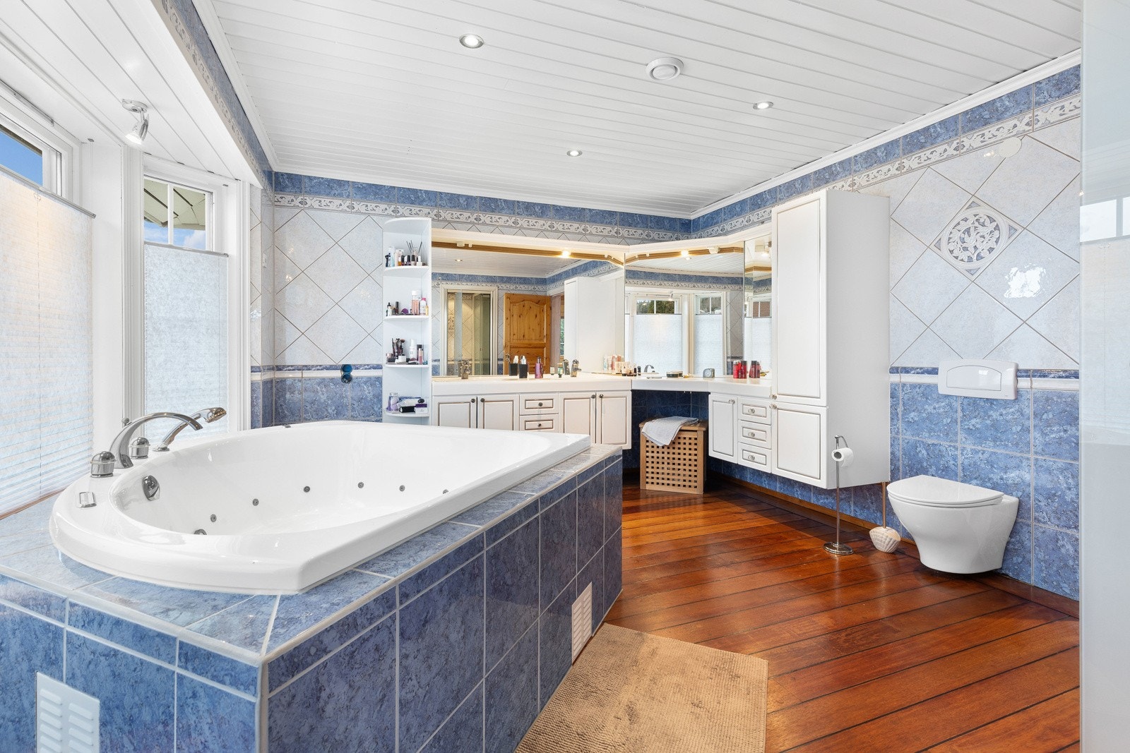 Det store badet i 2. etasje har utsikt mot øst, vannbåren varme i gulvet og et eget rom med dusjhjørne. Galleribilde