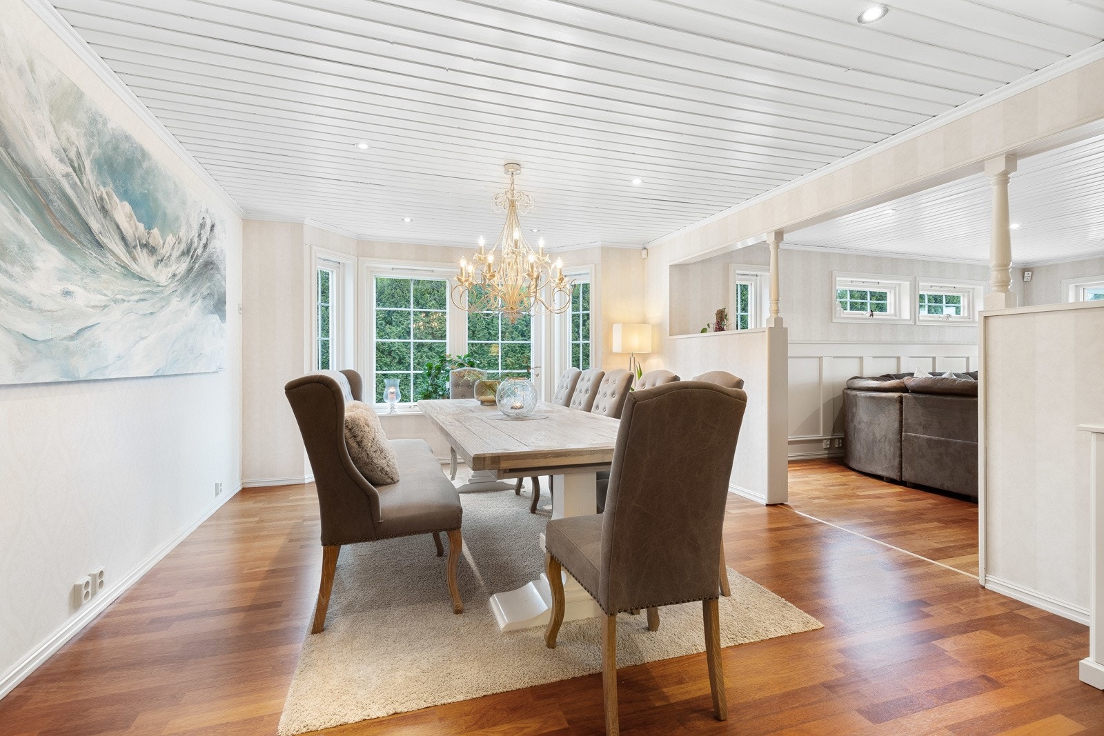 Alle rom i 1. etasje, bortsett fra vaskerommet og den inneglasserte vinterstuen, har vannbåren varme i gulvet. Galleribilde