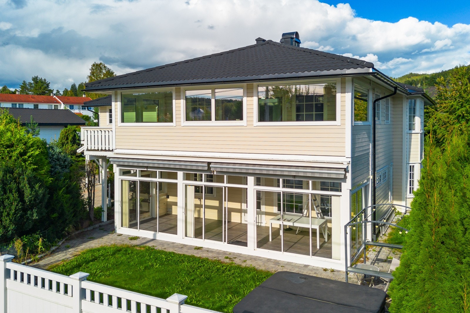 Vinterstuen nede ble bygget i 2018 med varmekabel og fliser på gulvet. Den har utgang til en sørvendt, adskilt hage med boblebad og grill. Galleribilde