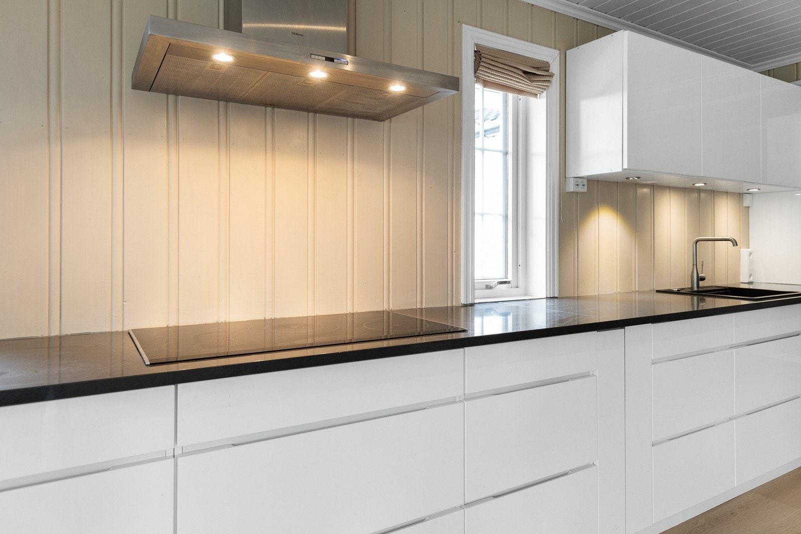 I den ene enden av stuen i 2. etasje er det kjøkken i åpen løsning. Galleribilde