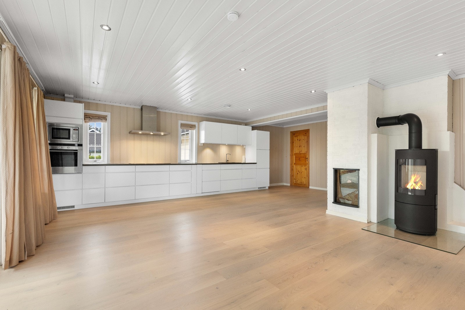 I den ene enden av stuen i 2. etasje er det kjøkken i åpen løsning. Galleribilde