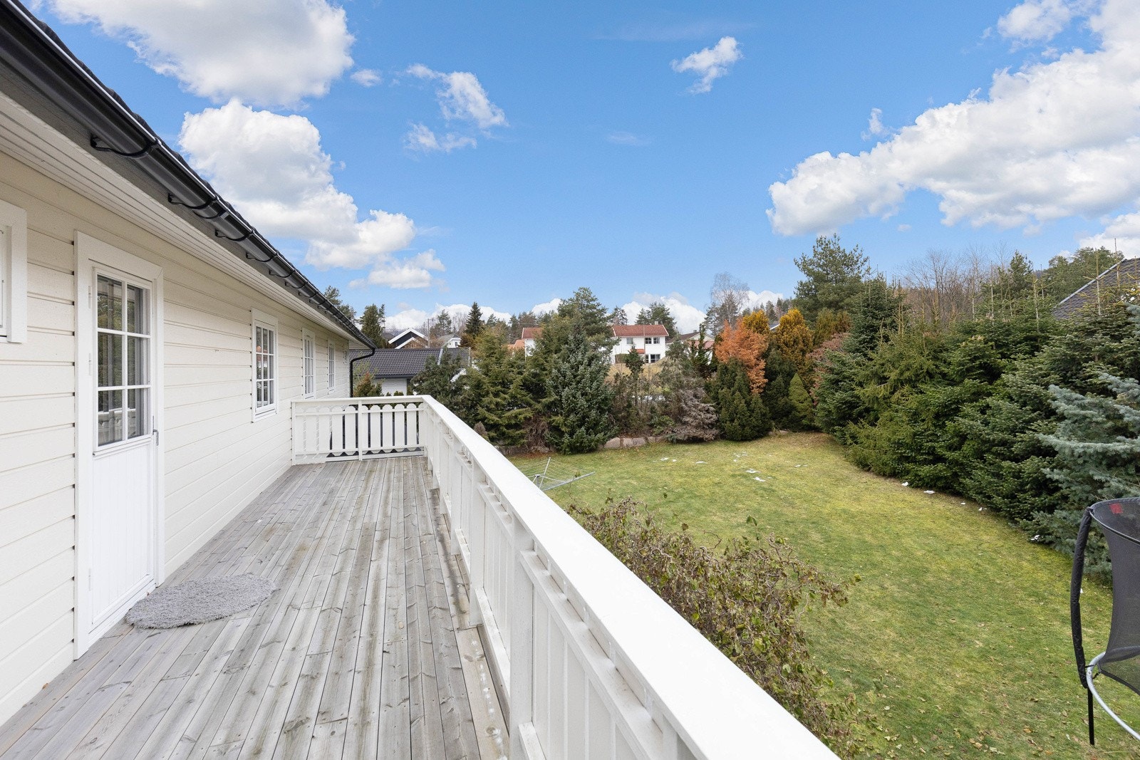 Det store soverommet i 2. etasje har fire vinduer og en utgangsdør til en stor, nordøstvendt terrasse. Galleribilde