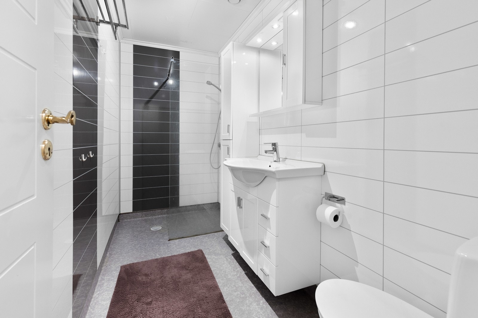 Bad i utleiedelen med avtrekk gjennom balansert ventilasjon. Galleribilde