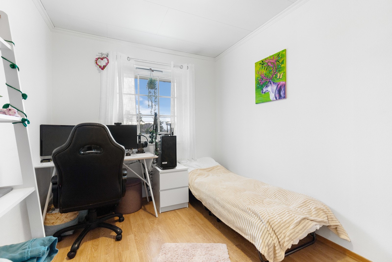 Soverom i utleiedelen med vindu mot sør og balansert ventilasjon. Galleribilde