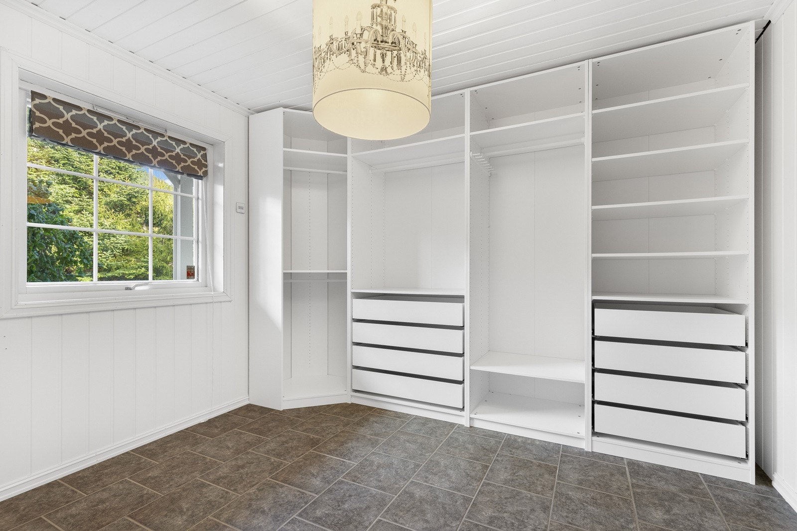 Soverom 3 i 1. etasje som i dag brukes som garderobe. Vannbåren varme i gulvet. Galleribilde