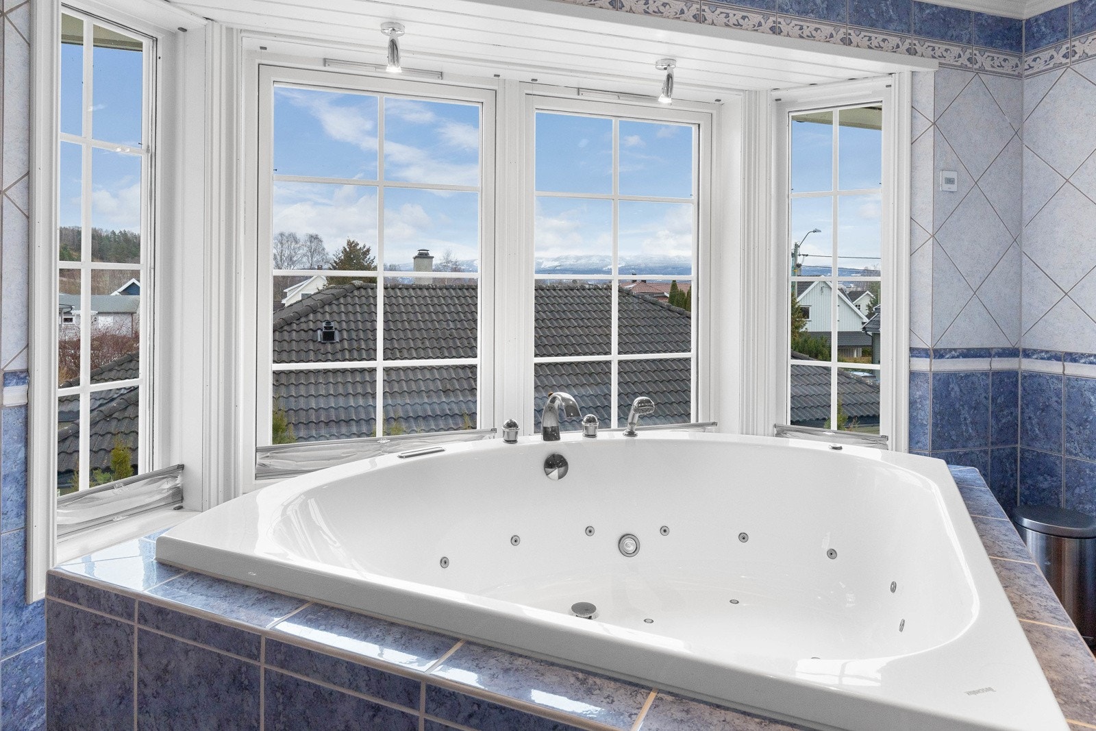 Det store badet i 2. etasje har utsikt mot øst, vannbåren varme i gulvet og et eget rom med dusjhjørne. Galleribilde