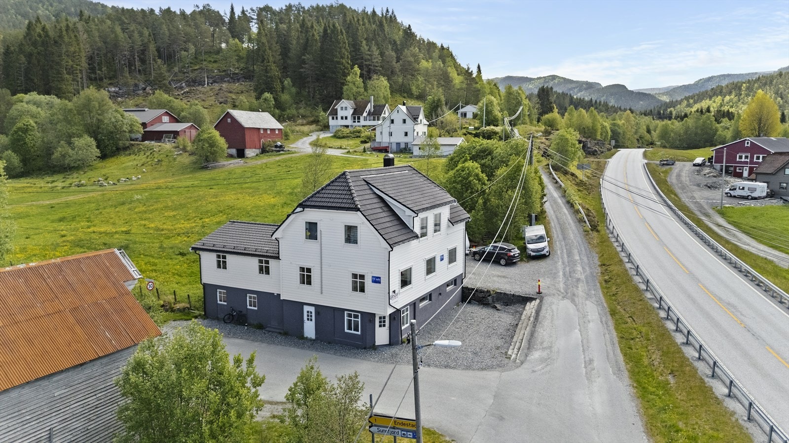 Eigedomen ligg fint til på Storebru Galleribilde