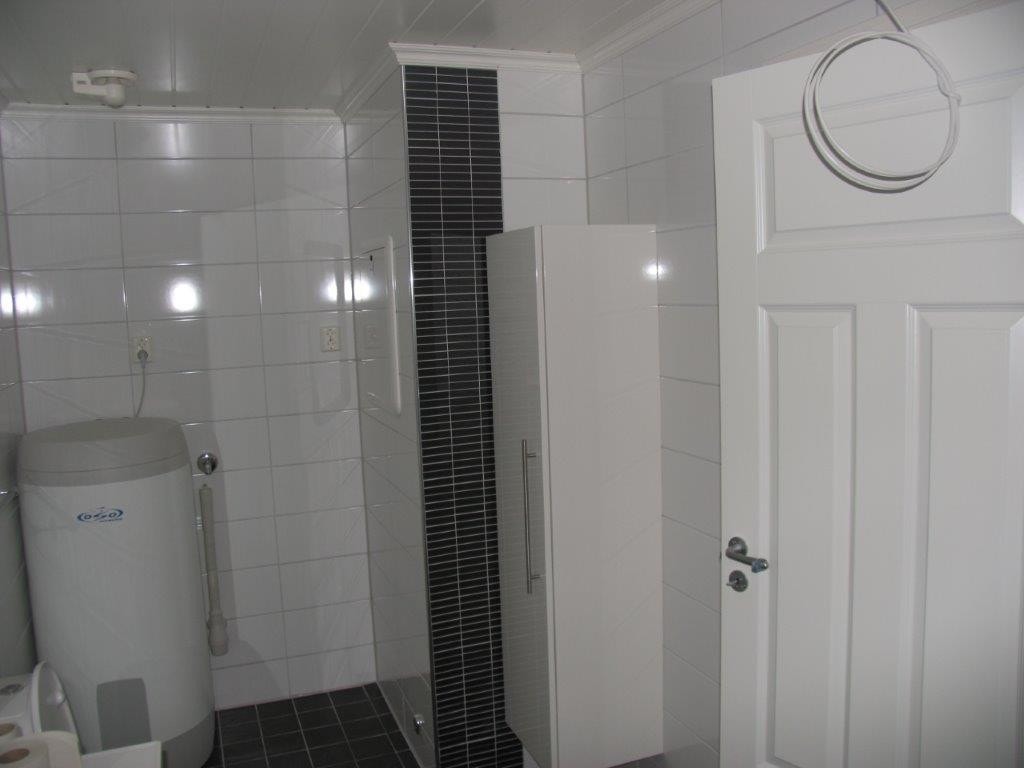 Badet i leilegheita i fyrste etasje Galleribilde