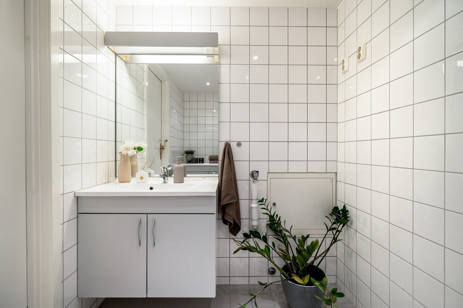Rommet er videre utstyrt med toalett, servantinnredning med to skapfronter og en skapinnredning for ekstra lagring Galleribilde