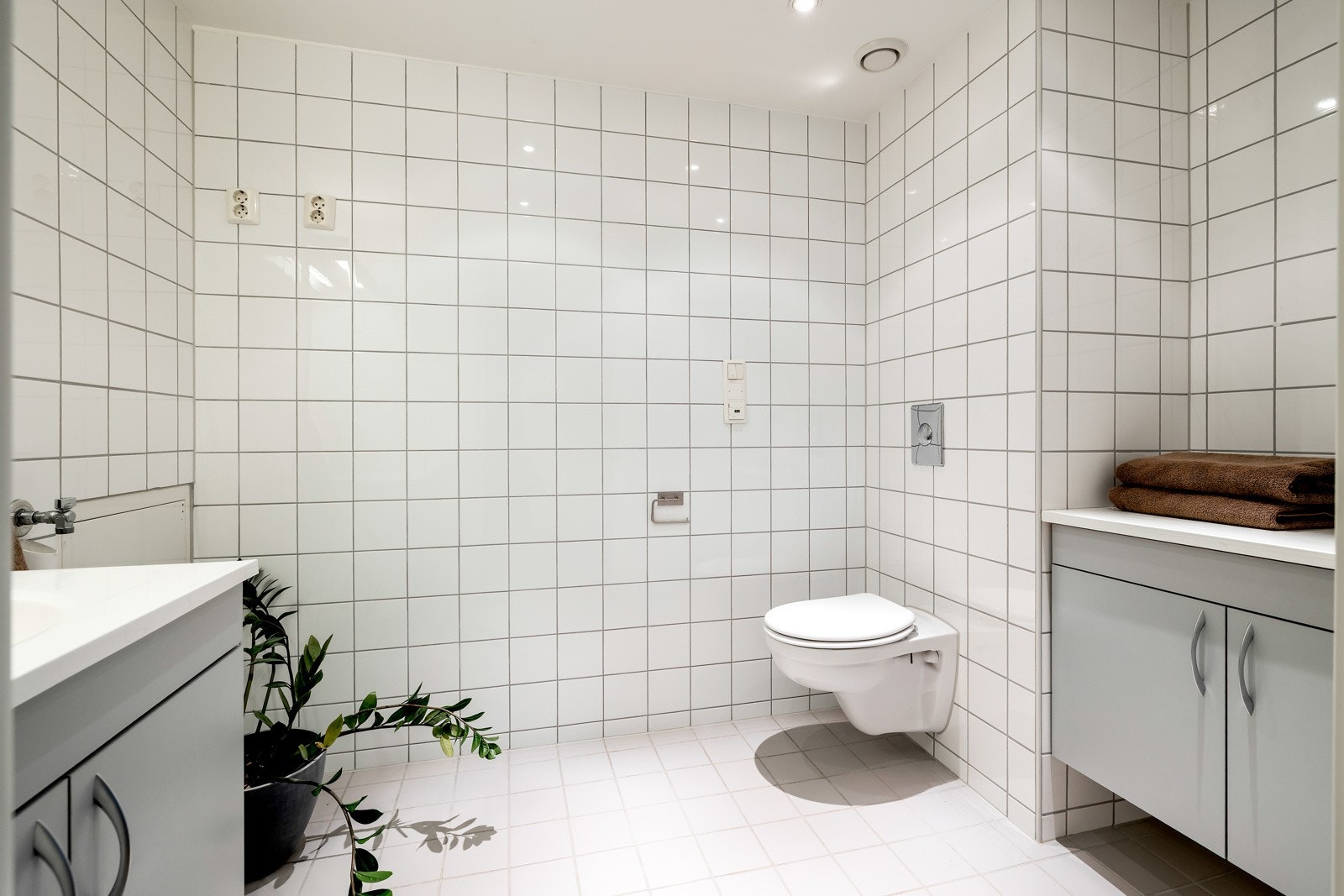 Fra entreen er det adkomst til et romslig gjestetoalett//vaskerom med opplegg for vaskemaskin og tørketrommel Galleribilde