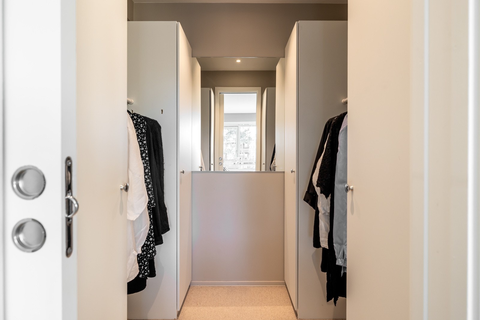 Rommet har direkte adkomst til en walk-in garderobe med masse ekstra lagring Galleribilde
