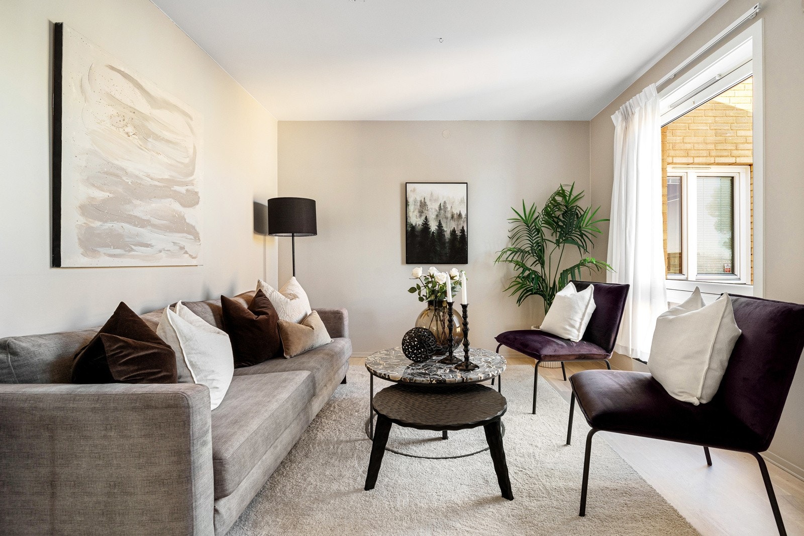 Her er det god plass til sofa med tilhørende møblement og hjemmekontoret Galleribilde