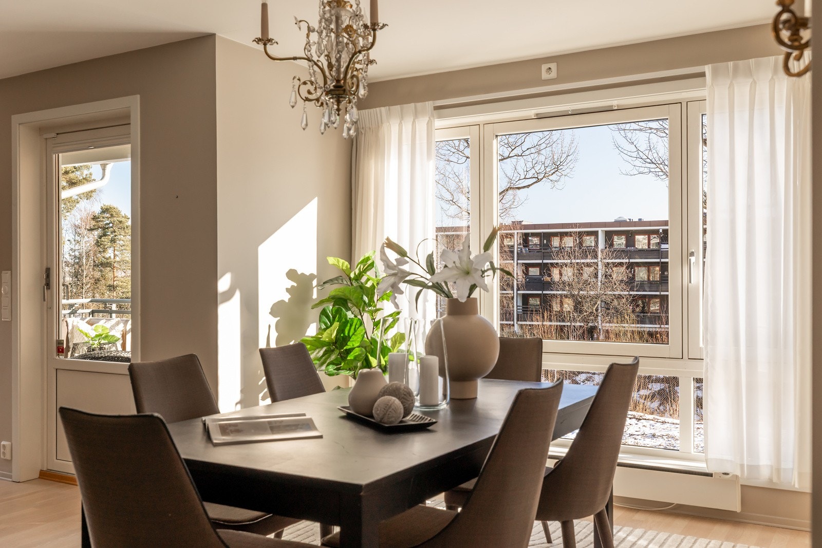 Store vindusflater slipper inn rikelig med naturlig lys og skaper et luftig rom Galleribilde