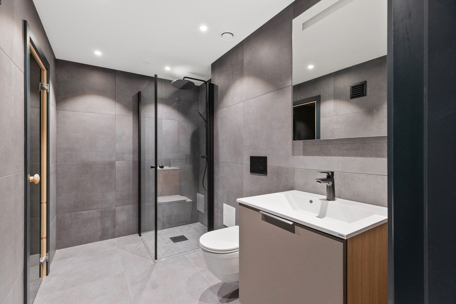 Lekkert baderom med badstue og opplegg for vaskemaskin. Galleribilde