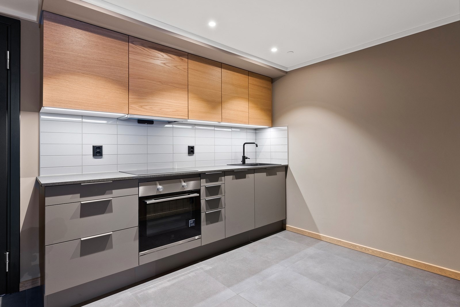 Splitter nytt kjøkken med integrerte hvitevarer av god kvalitet. Galleribilde