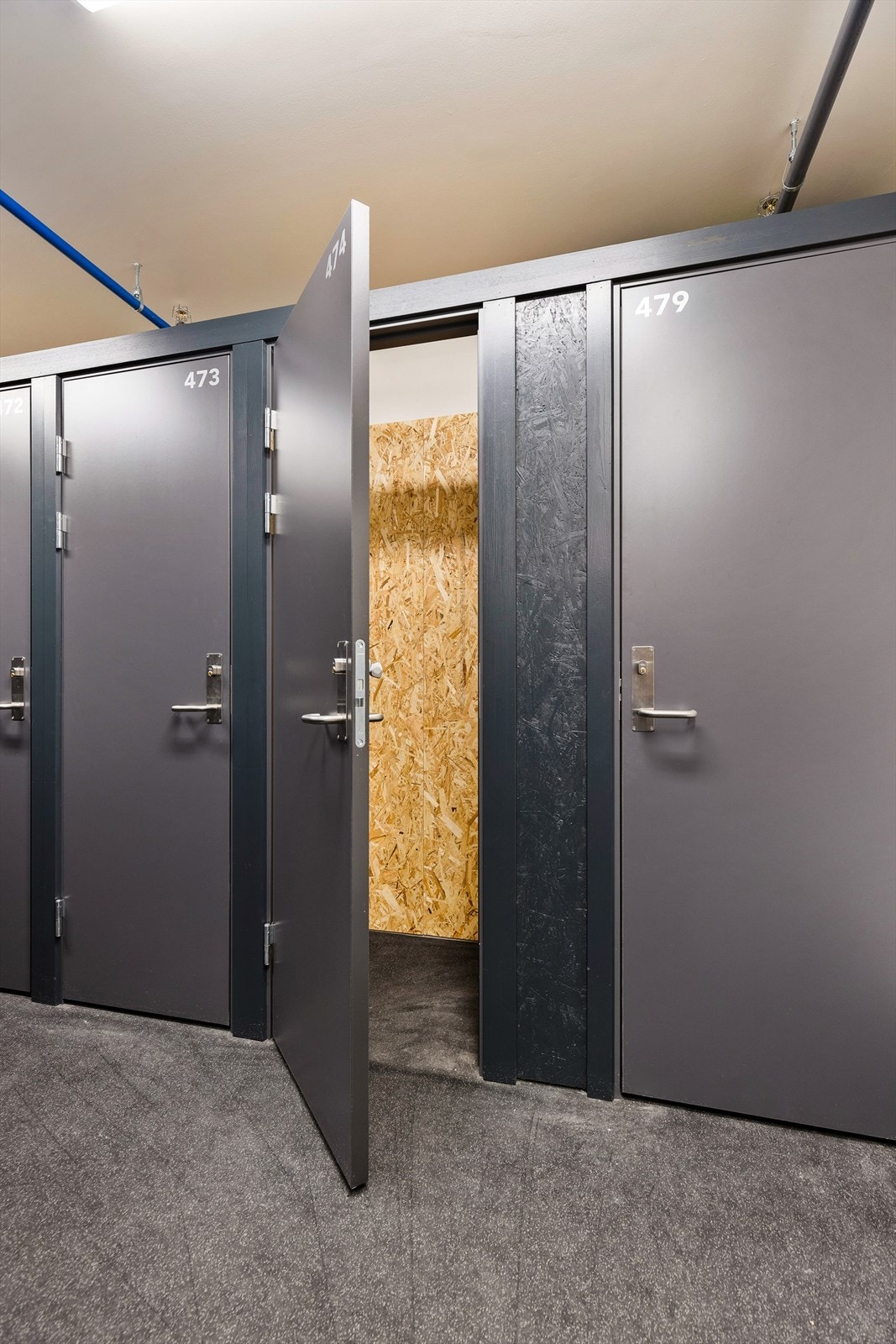 Skiskap i skistallen. Fra skistallen er det direkte utgang til preparerte skiløyper. Galleribilde