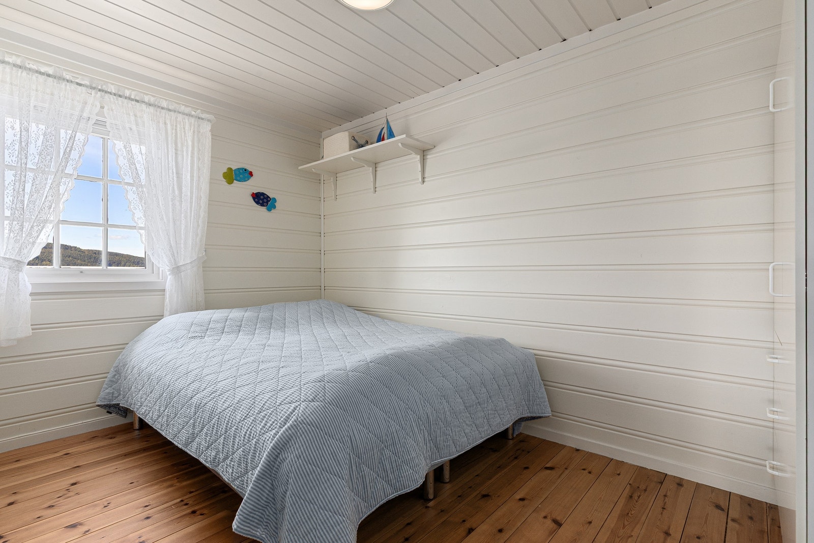 Soverom med plass til dobbeltseng og klesskap Galleribilde