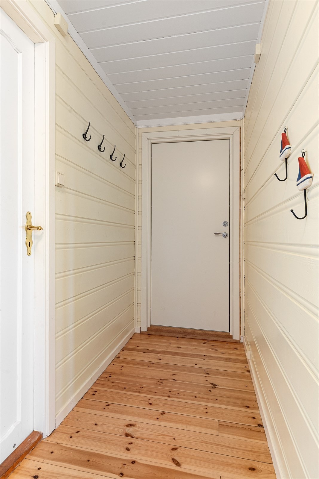 Inngangsparti/entré med plass til knagger/skohyller Galleribilde