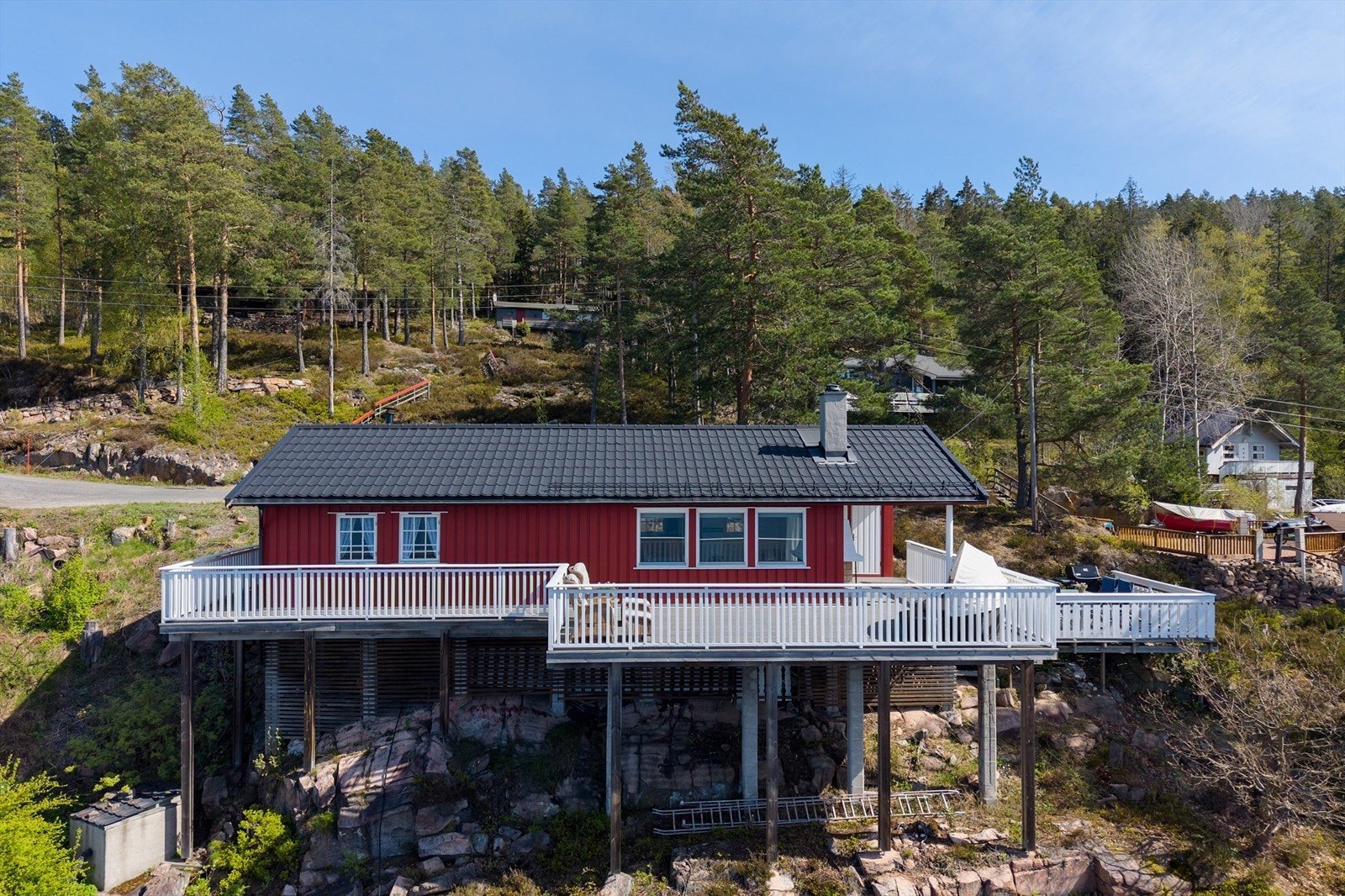 Hytta er innholdsrik med 3 soverom, stue/kjøkken, bad, og en romslig terrasse. Det er parkering rett utenfor døren Galleribilde