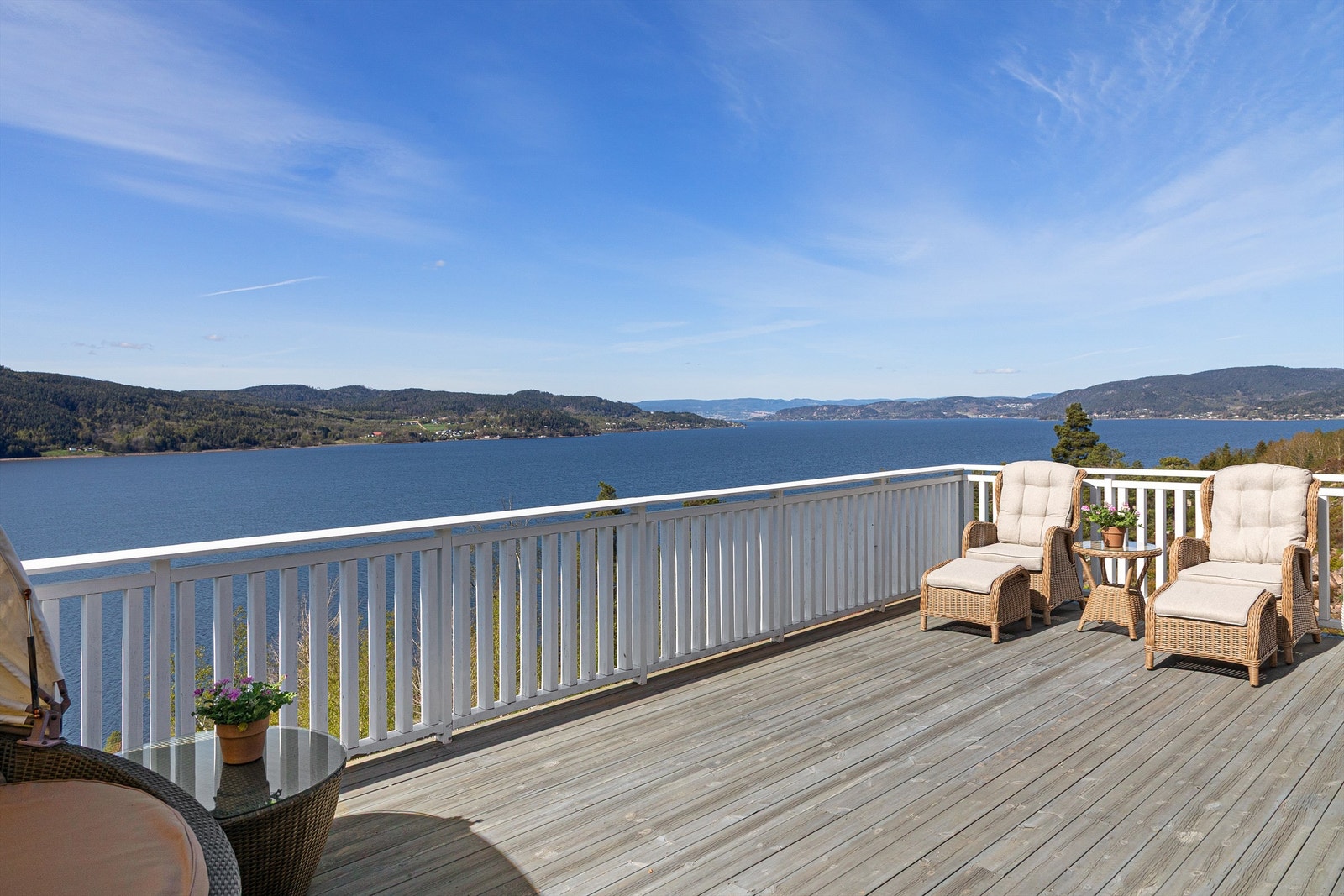 Terrasse med 180 graders fjordutsikt og sol fra morgen til kveld Galleribilde