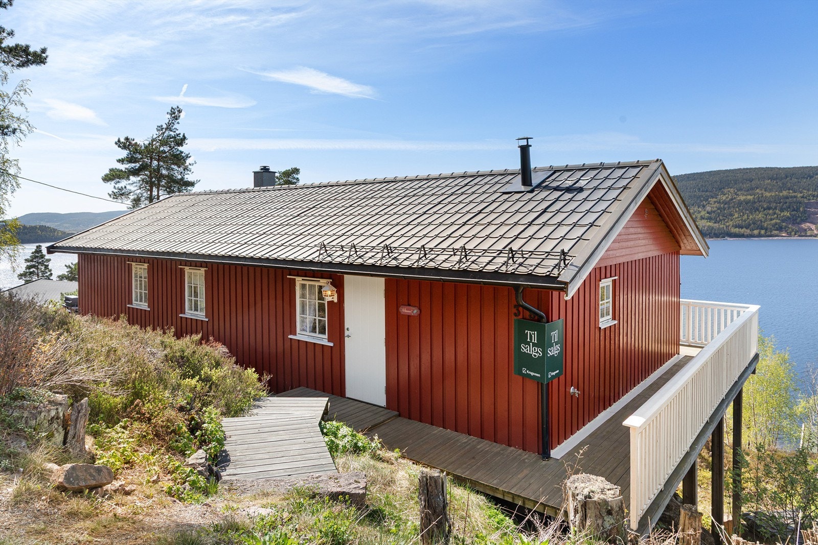 En flott og koselig hytte beliggende meget solrikt til, med fantastisk fjordutsikt Galleribilde