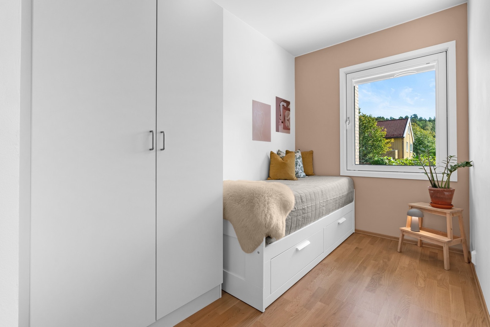 Soverom III. Perfekt som barnerom/gjesterom/kontor. Både fibernett (1000/1000Mbps) og varmtvann (a-konto) er inkl. i felleskostnadene. Galleribilde