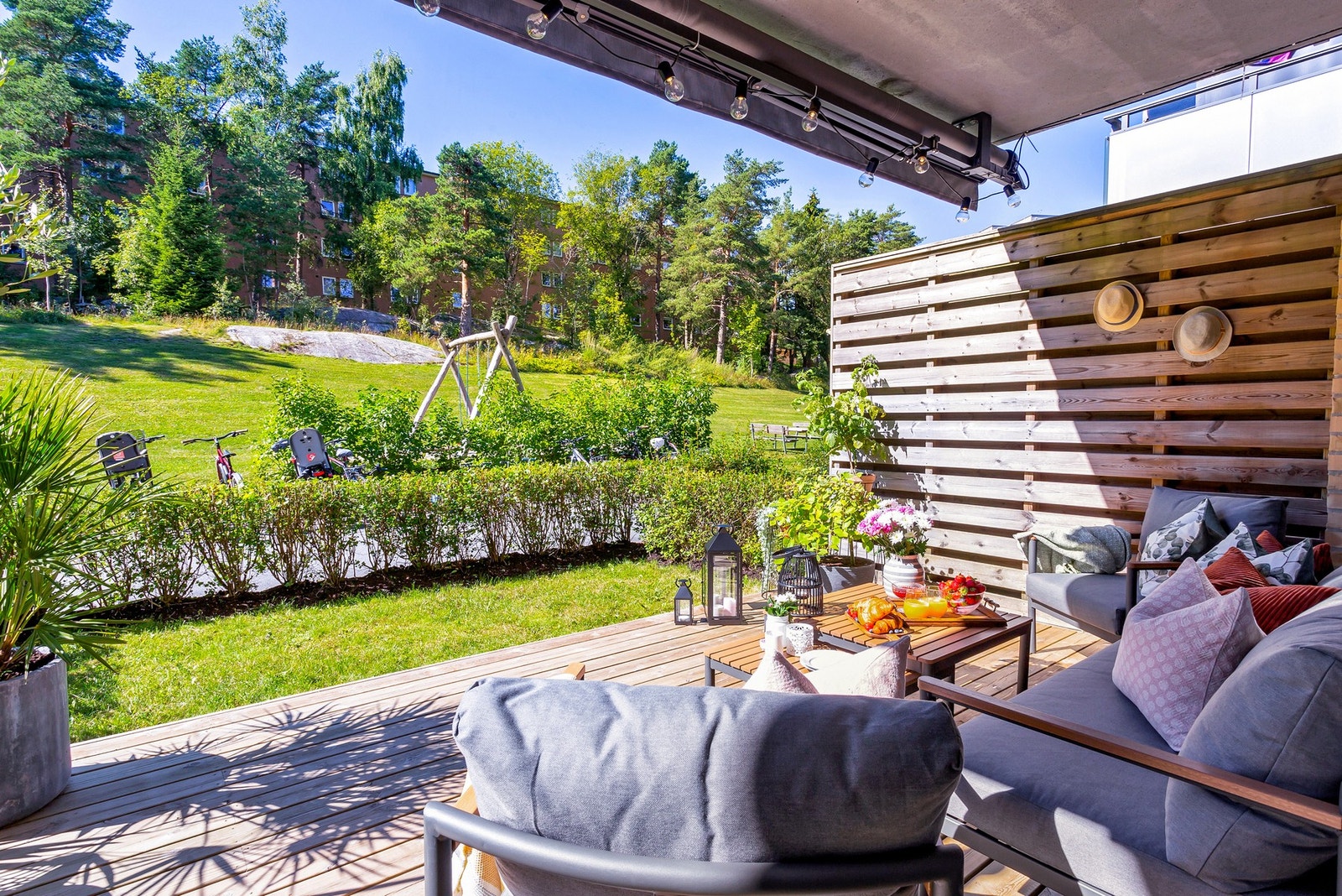 Den vestvendte terrassen har en liten hageflekk i front omkranset av hekk, og det er utsyn mot felles lekeplass og bilfritt tun. Galleribilde