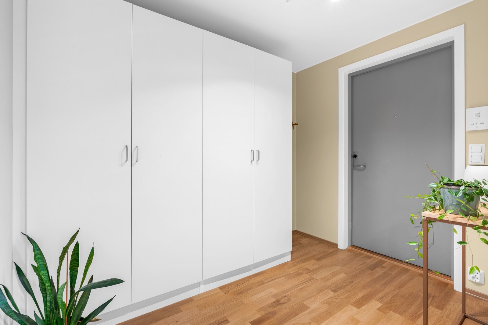 Ytterligere lagrinsplass finnes i en disponibel kjellerbod på ca. 5 kvm, samt i den innvendige boden. Galleribilde