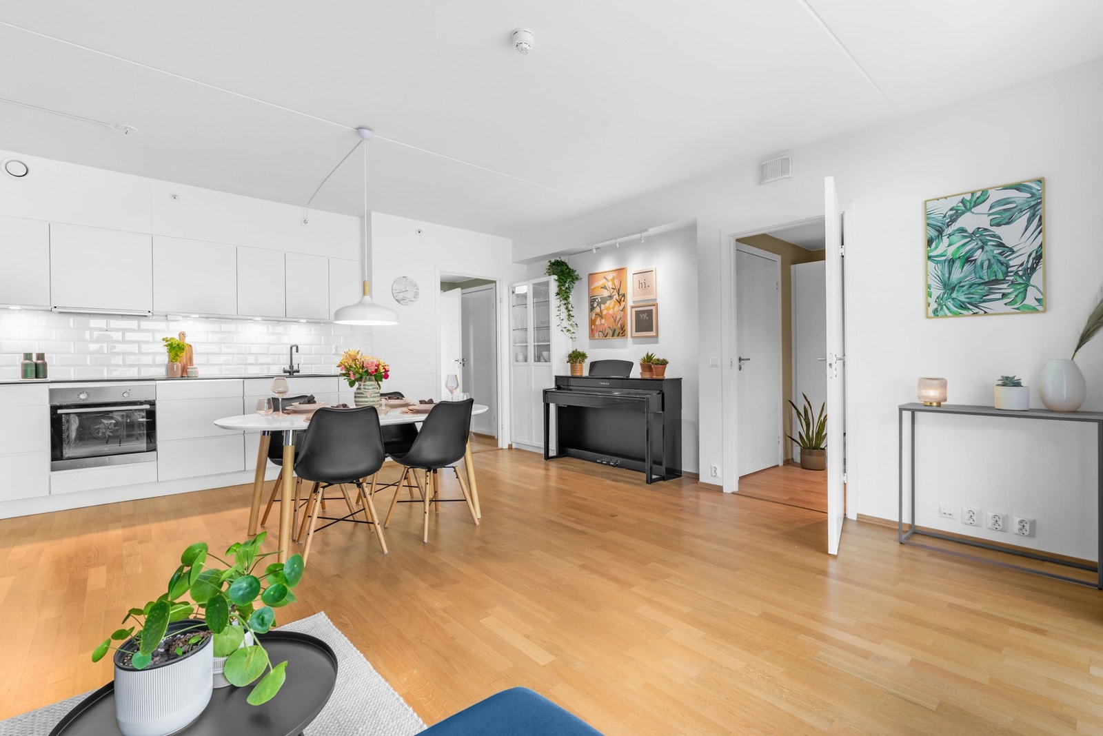 Gjennomgående i hele boligen er det er det pen, trestavs eikeparkett og glatte overflater. Galleribilde