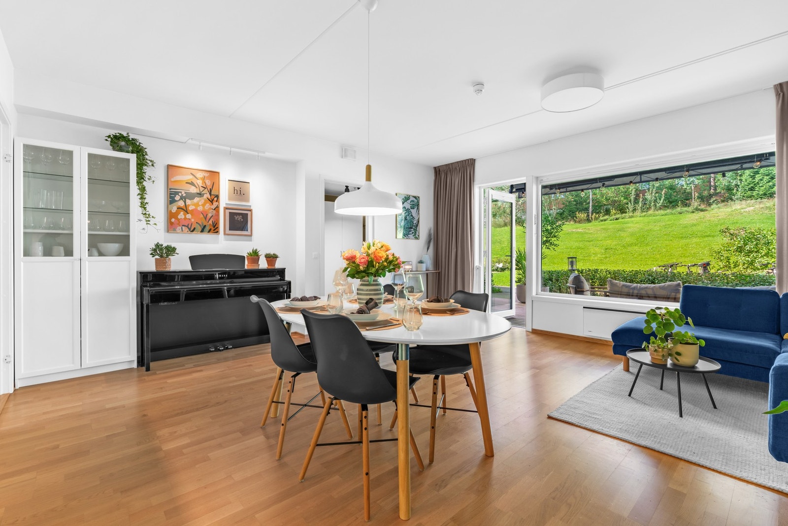 Stuen får godt med naturlig lysinnslipp fra store vindusflater mot vest. Galleribilde