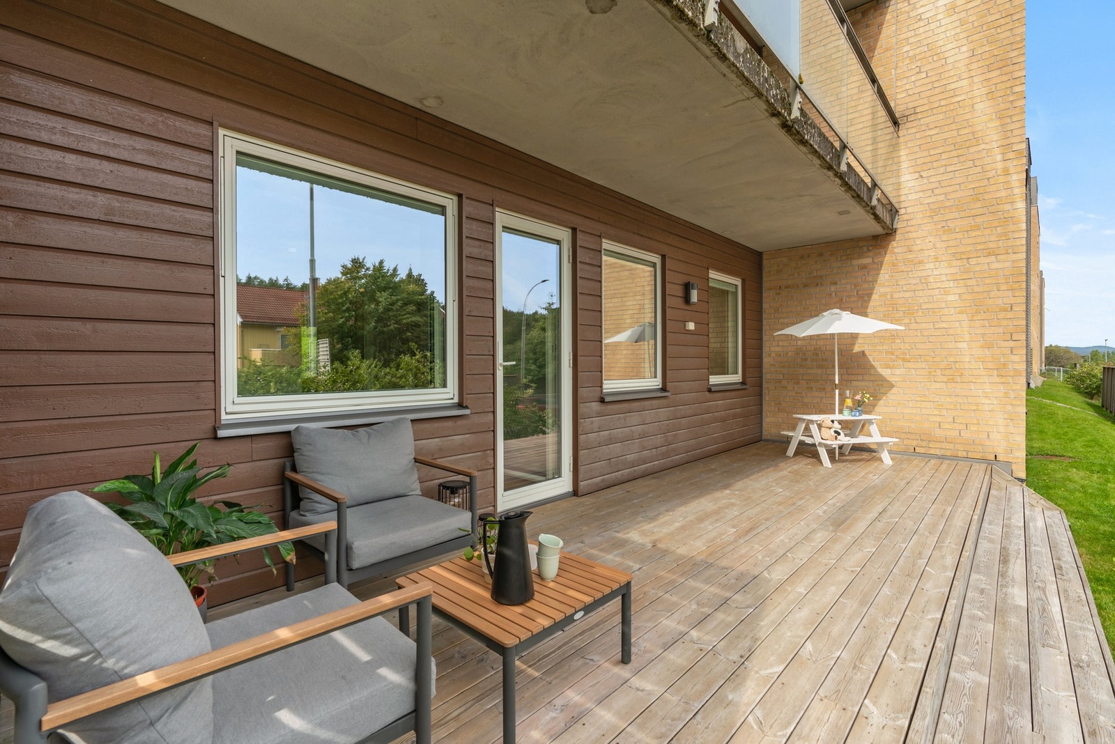 Terrassen har overbygg og plass til flere soner. På denne siden er det fin morgensol. Utmerket for morgenkaffen eller hvis man søker skyggen på ettermiddagen. Galleribilde