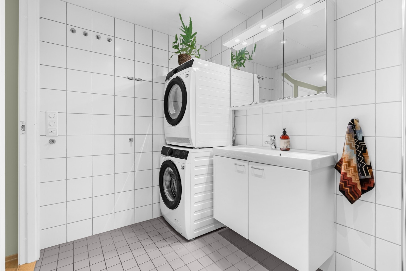 Overflatene er flislagte, gulvet har varmekabler og det er downlights fra 2023 i himlingen. Fin plass til vaskesøyle i hjørnet. Galleribilde