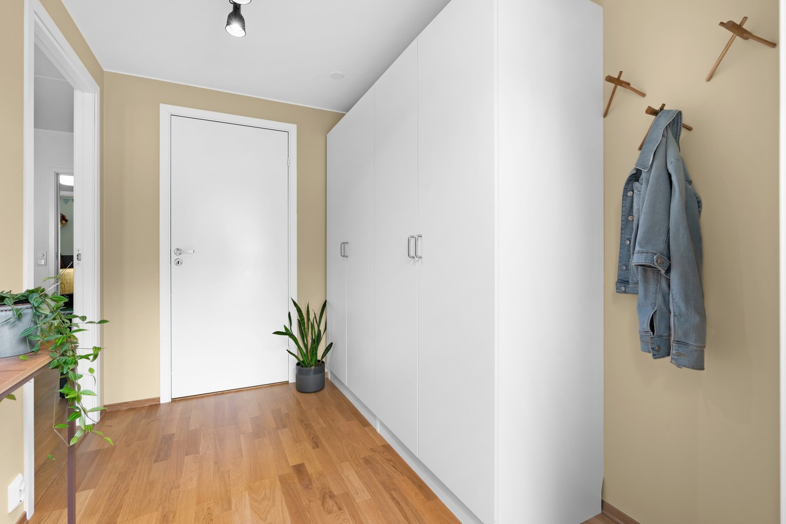 Entreen har god plass til yttertøy med to doble garderobeskap, klesoppheng og plass til kommode eller lignende. Galleribilde