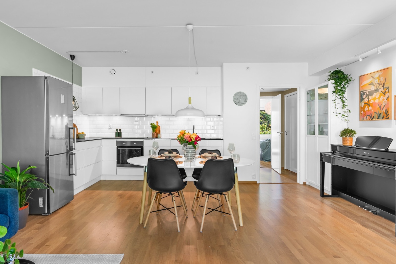 Kjøkkenet ble oppgradert i 2017 med en lekker Kvik-innredning med rene linjer. Skap og skuffer har fronter med gripekant, benkeplatene er i sort kompaktlaminat og veggene bak har klassiske fliser. Galleribilde