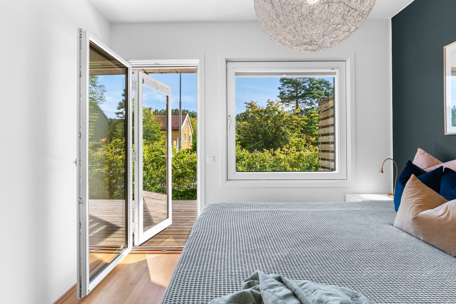 Hovedsoverommet er av god størrelse med fin plass til å innrede med dobbeltseng og nattbord. Galleribilde