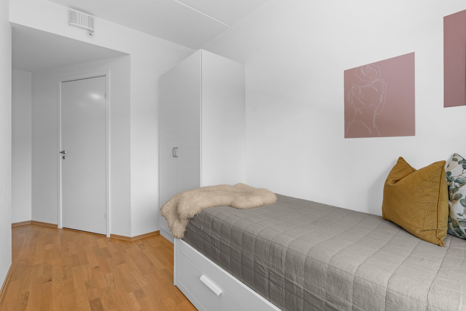 Rommet har fin plass til å innredes med seng, kontorpult og garderobeløsning. Galleribilde