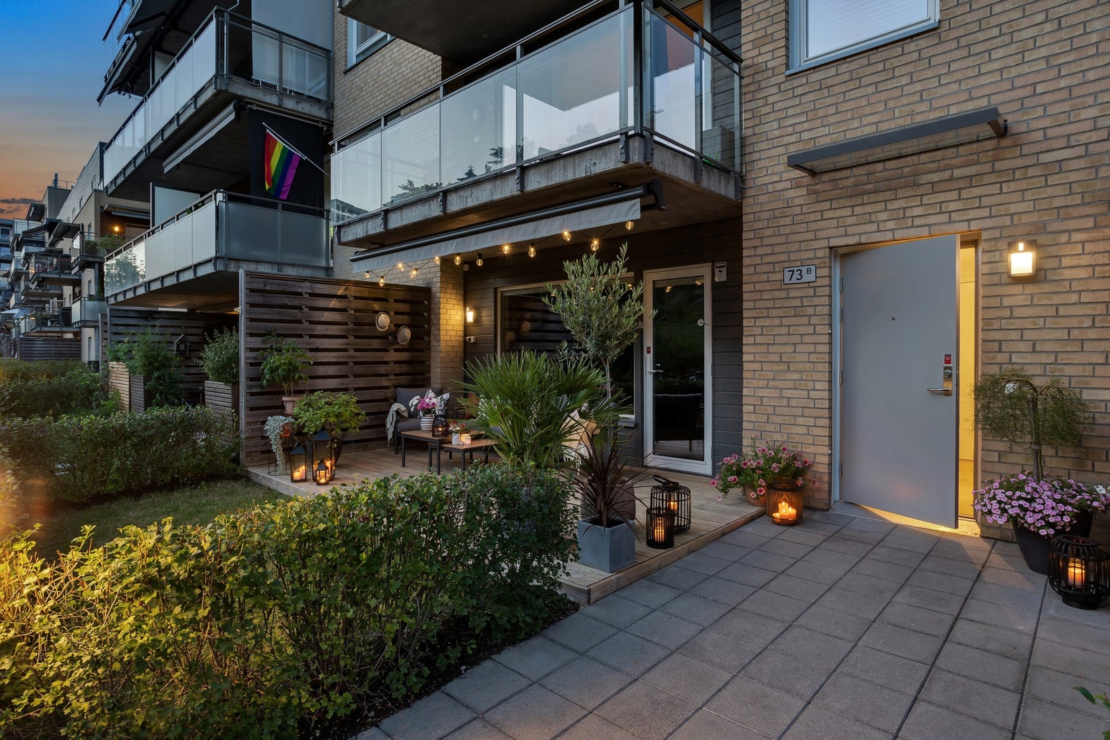 Inngangspartiet har hellelagt dekke, belysning og glasstak over inngangsdøren. Galleribilde