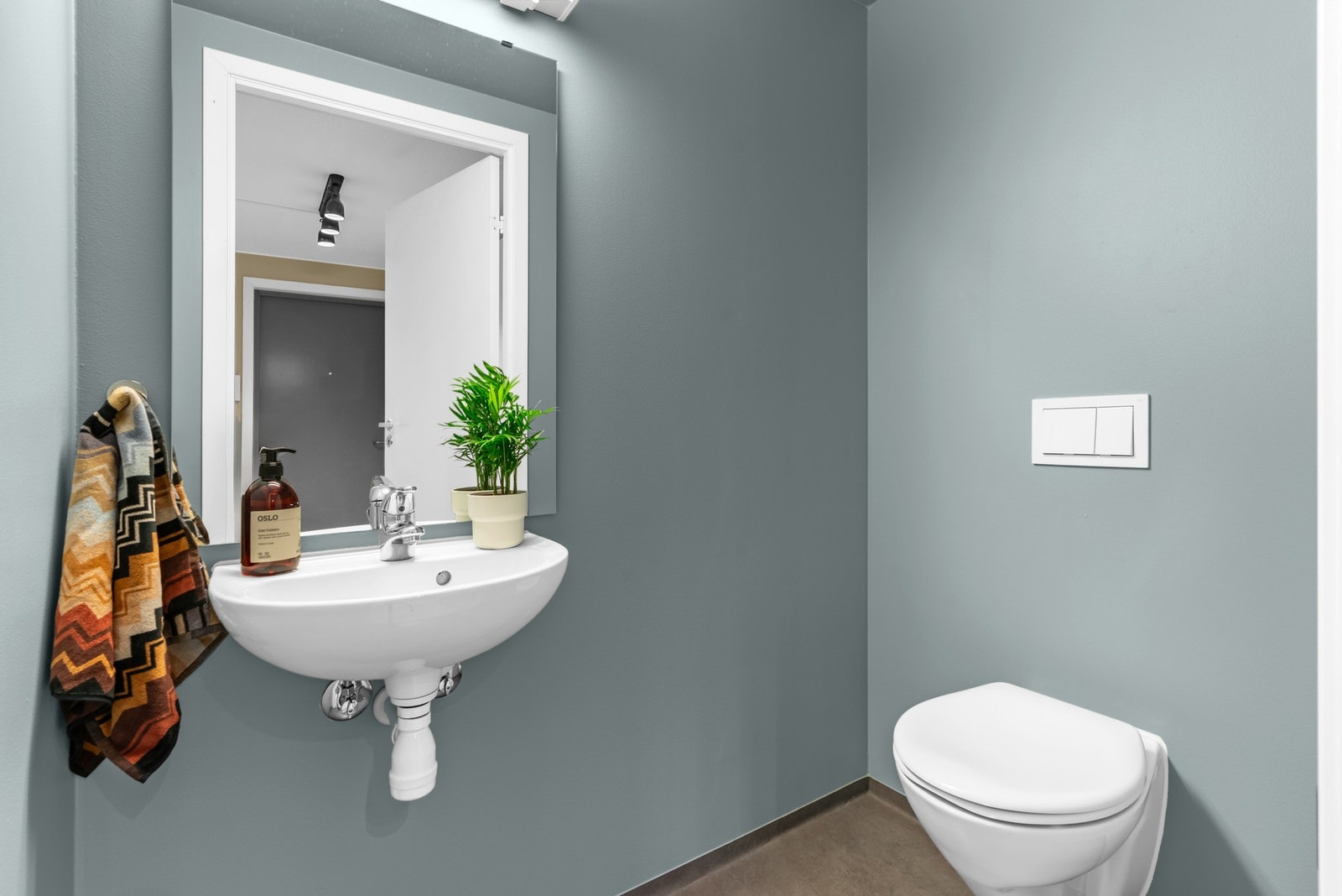 Med adkomst fra gangen er det et pent, separat wc-rom. Svært praktisk til gjester og hvis barna kommer løpende inn fra lekeplassen. Galleribilde