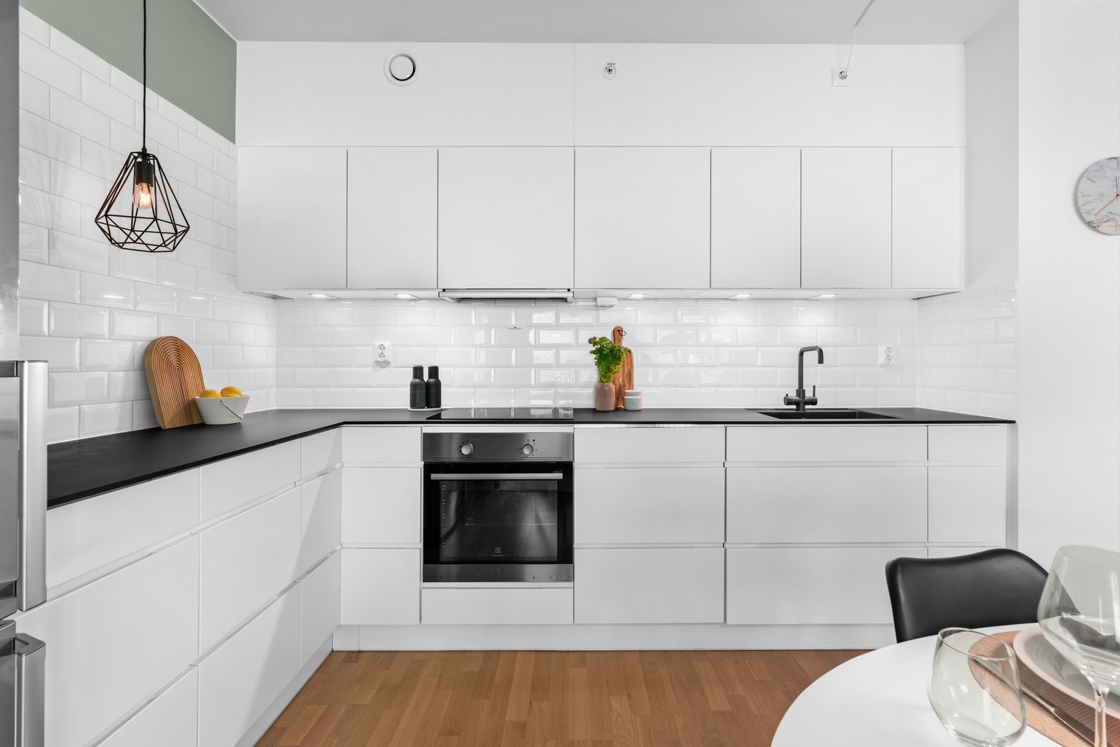 Hvitevarene er i form av induksjonstopp, ventilator, stekeovn og oppvaskmaskin. Galleribilde