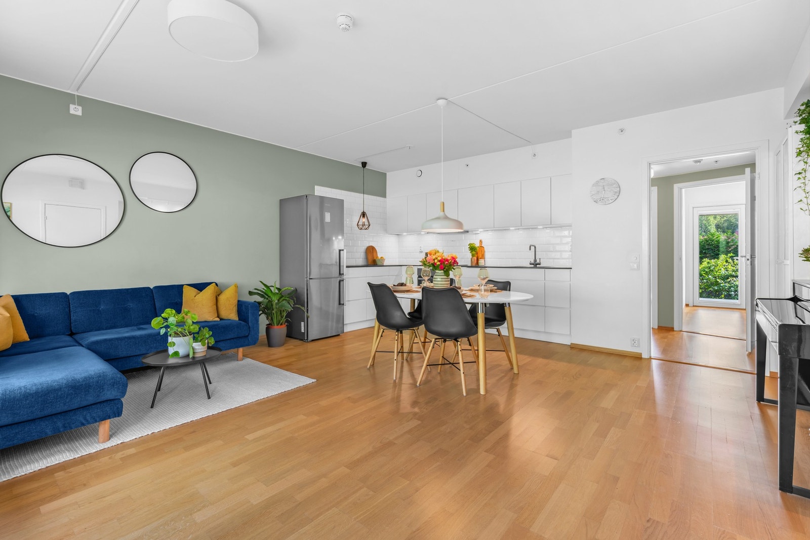 Stuen ligger i åpen løsning med kjøkkenet, og sammen danner de et romslig og innbydende allrom med god møbleringsfrihet. Galleribilde