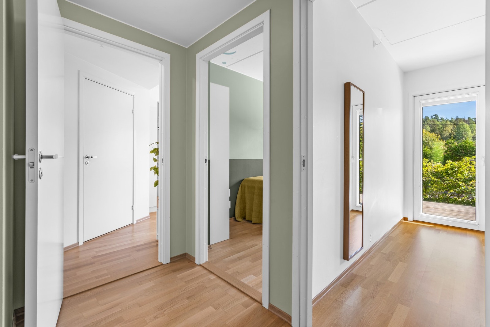 Leiligheten har en svært god planløsning der soverommene ligger adskilt fra øvrige oppholdsrom med en gang. Her har man også adkomst til badet. Galleribilde