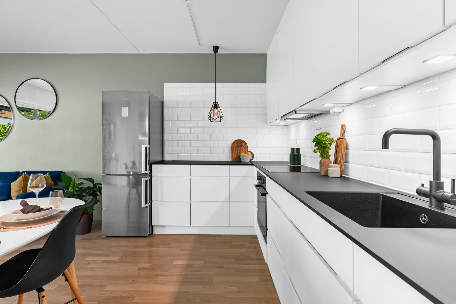 Av utstyr har kjøkkenet underlimt oppvaskkum i kompositt, integrerte hvitevarer og avsatt plass til kjøleskap på enden. Galleribilde