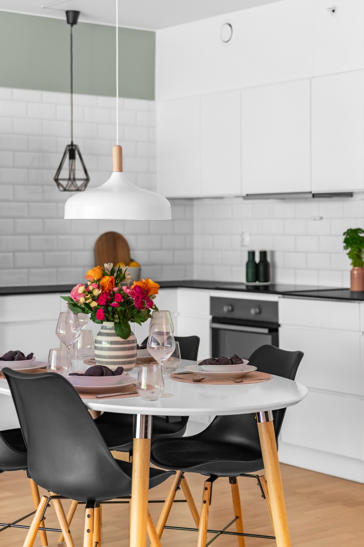 I sonen mellom stuen og kjøkkenet passer det utmerket å innrede med et spisebord. Galleribilde