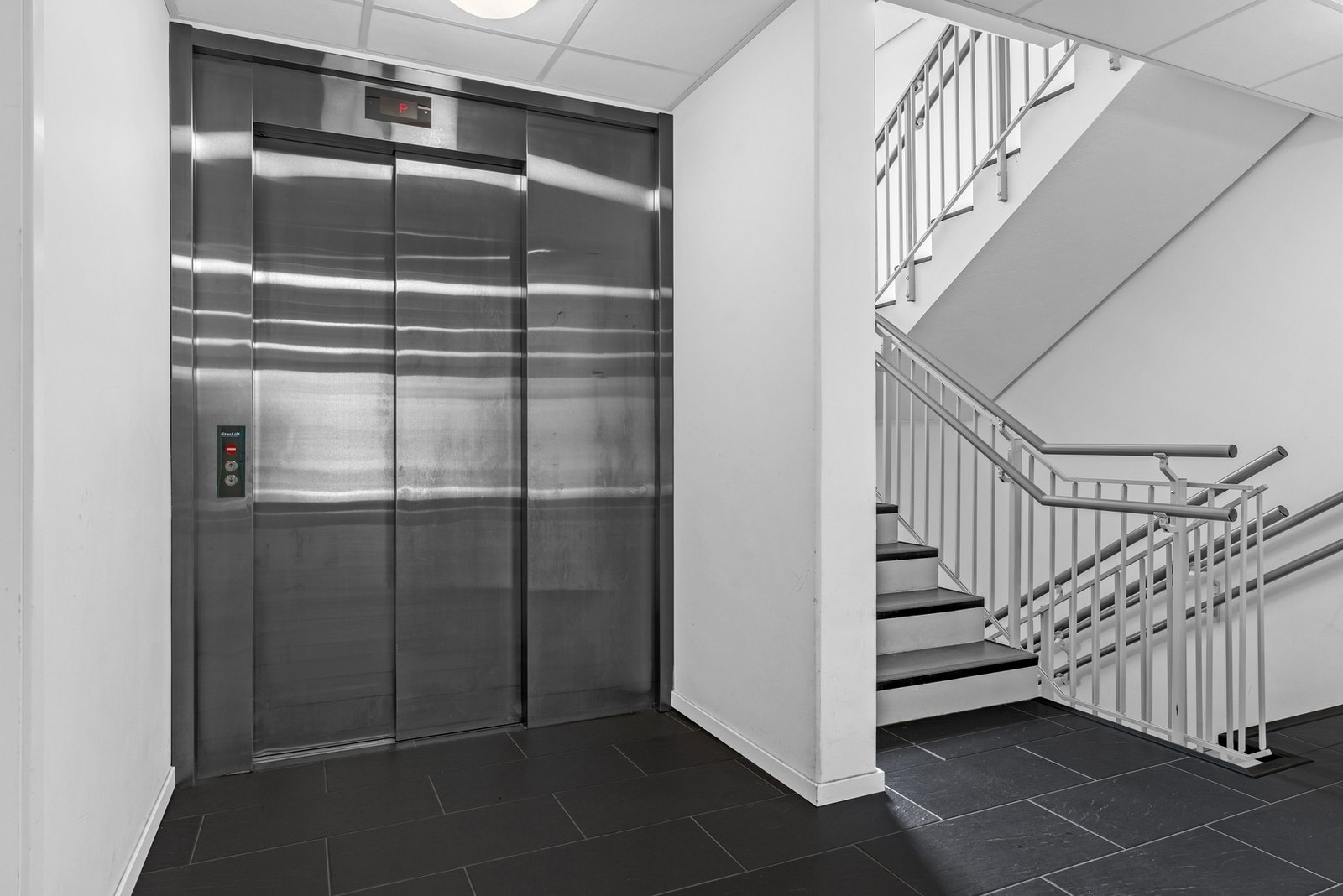 Fra felles trappeoppgang er det heisadkomst ned til garasjeanlegget. Via garasjeanlegget er det også adkomst til boden. Galleribilde