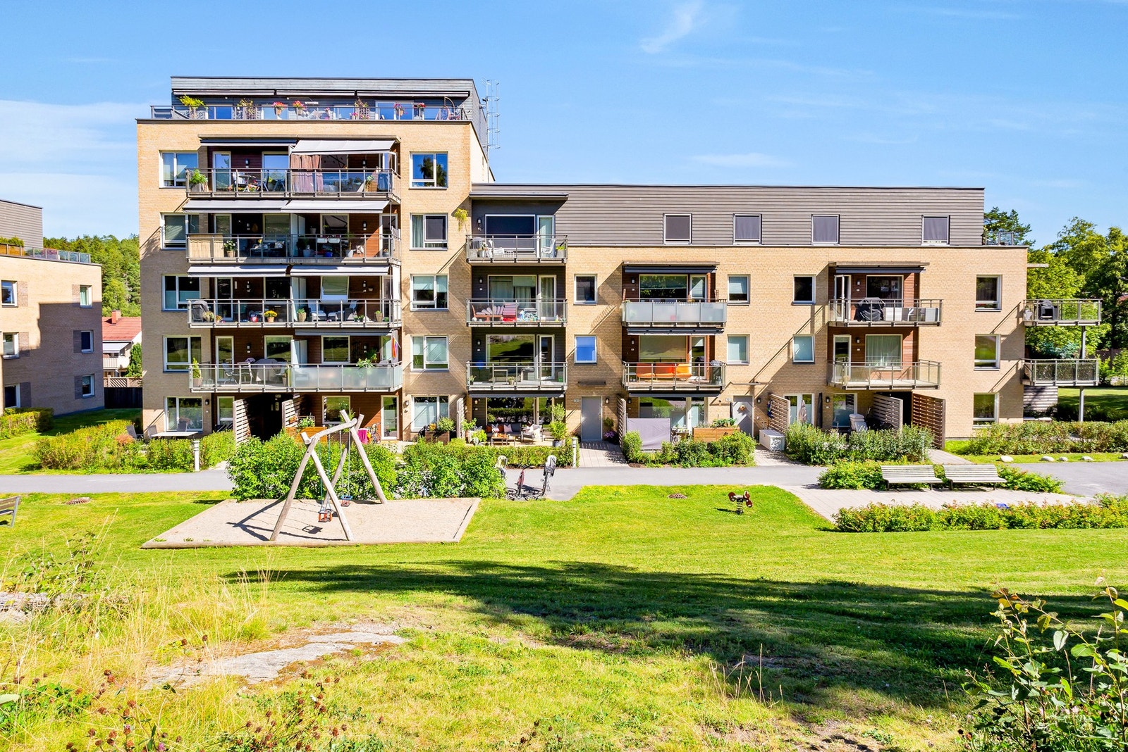 God intern beliggenhet i blokken innerst i borettslaget, lengst bort fra gjesteparkeringen. Galleribilde