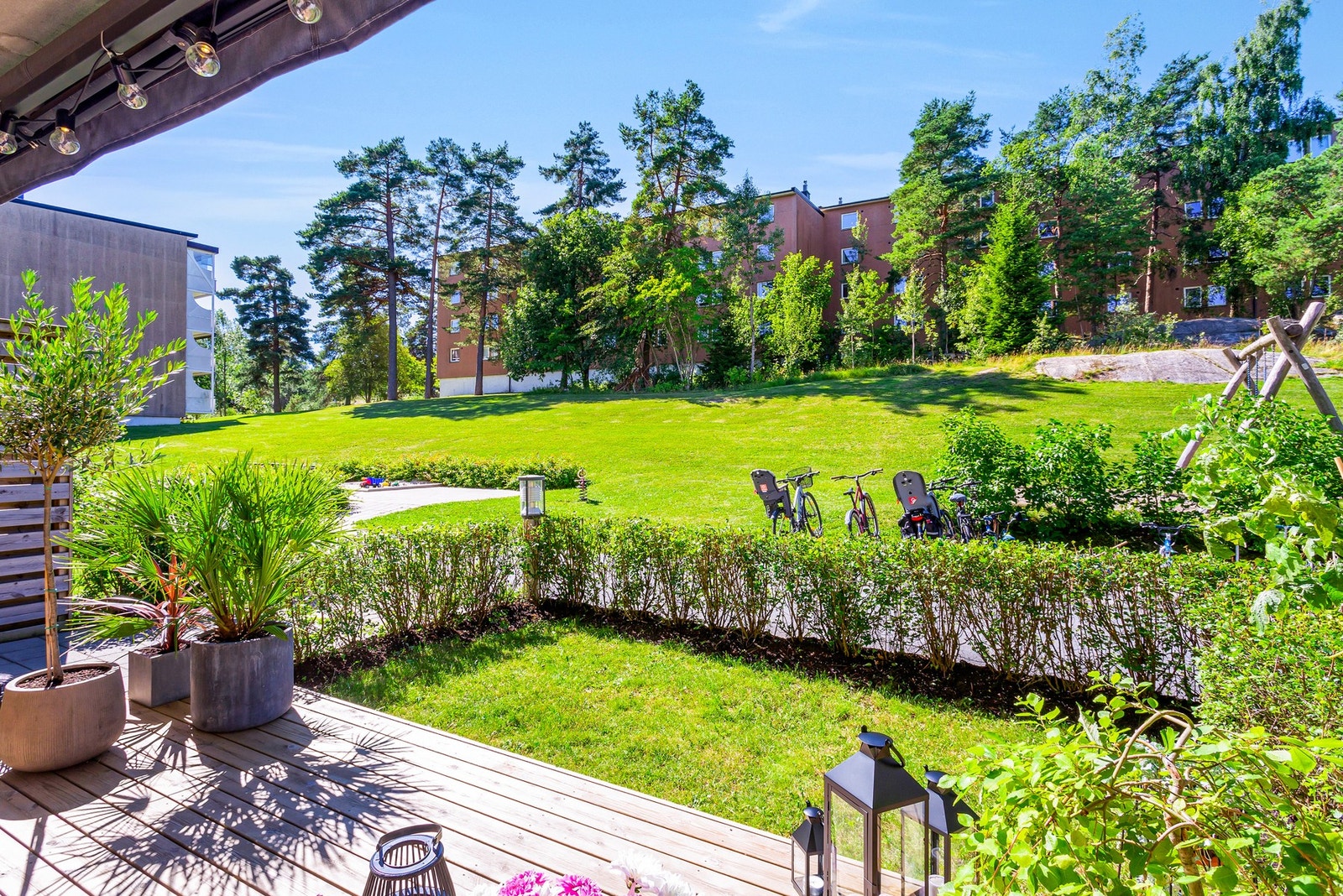 Hellerudveien 73B er en moderne 4-roms familieleilighet med garasjeplass og elbil-lader. Leiligheten har attraktiv beliggenhet i første etasje med eget inngangsparti, to flotte terrasser og utsyn mot felles lekeplass og bilfritt tun. Galleribilde