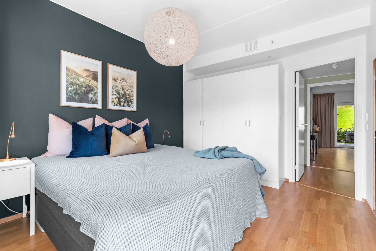 Hovedsoverommet er av god størrelse med fin plass til å innrede med dobbeltseng og nattbord. Rommet har ellers to doble garderobeskap for lagring. Galleribilde