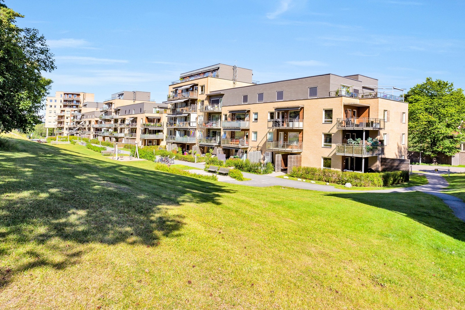 Borettslaget har store grøntområder, der barna kan leke. Om vinteren er det fin akebakke. Galleribilde
